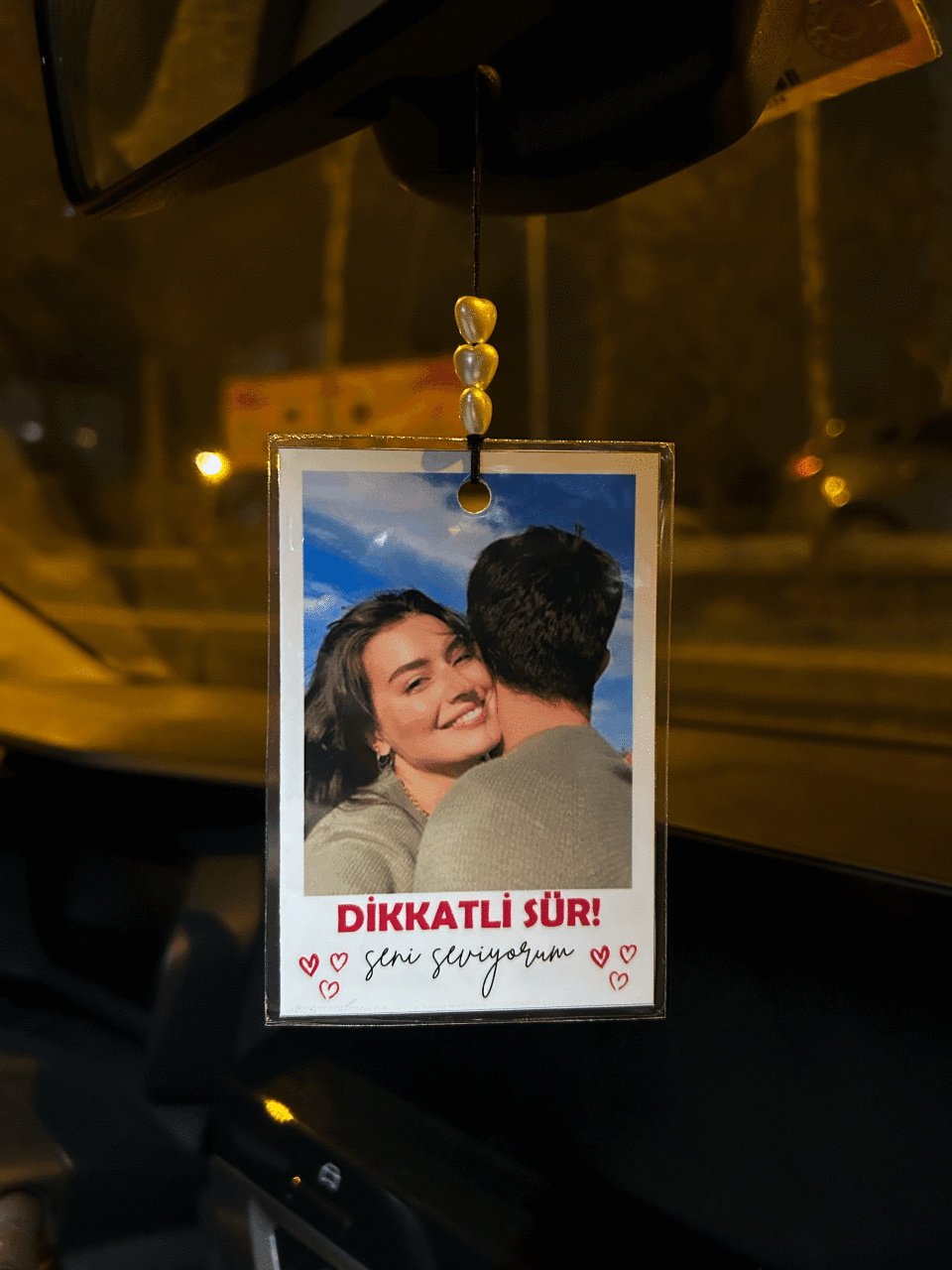 Dikiz aynası süsleri artık yalnızca basit aksesuarlar değil, aynı zamanda kişisel tarzınızı ve duygusal bağlarınızı yansıtan özel tasarımlar. Fotoğraflı dikiz aynası süsleri ve kişiye özel araba kokuları 2025’in en popüler araba aksesuarları arasında yerini aldı. Bu yazıda, trend dikiz aynası süslerini ve sevgilinize hediye olarak sunabileceğiniz farklı seçenekleri keşfedeceksiniz.