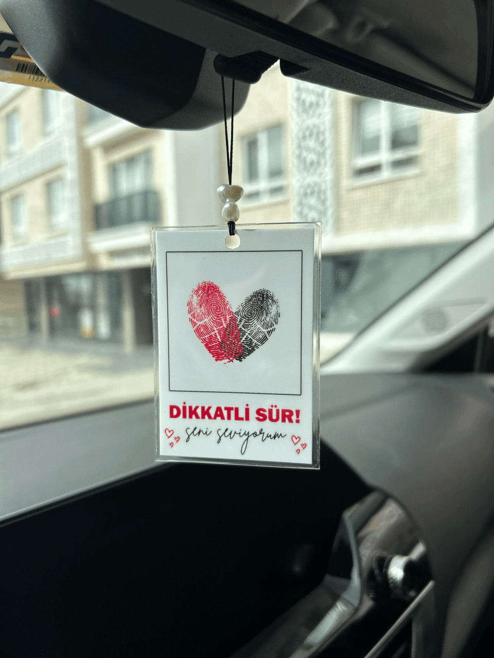 Parmak izi, kişisel bağın en özel sembollerinden biridir. Parmak izli hediyeler, sevgilinize verebileceğiniz en anlamlı sürprizlerden biri haline geldi. Bu yazıda, parmak izli dikiz aynası süslerinin ve kişiye özel aksesuarların neden bu kadar popüler olduğunu keşfedeceğiz.
