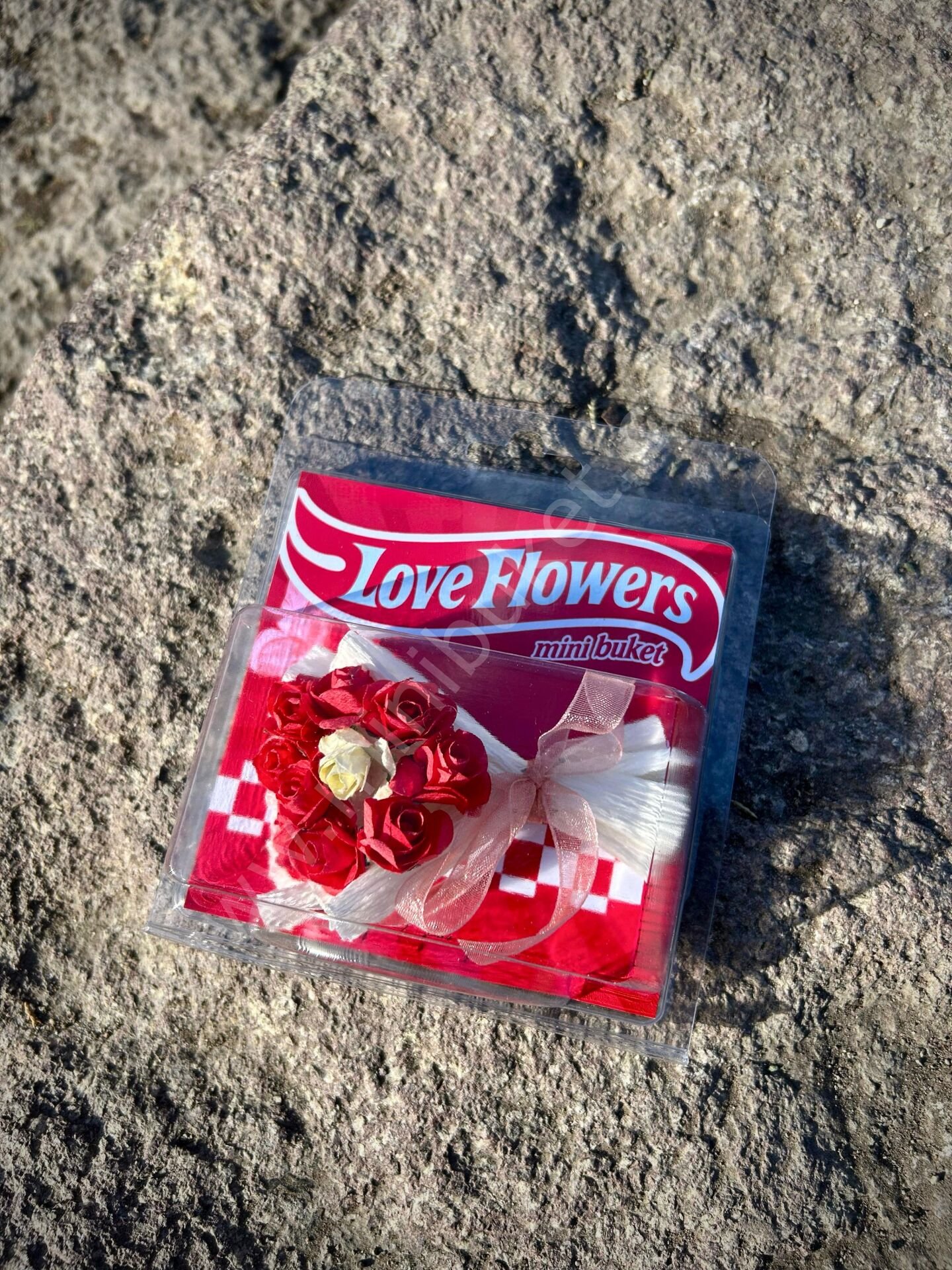 Love Flowers Kırmızı Çiçek Buketi, Hot Flowers, HotWheels Çiçek Buketi, Sevgiliye Hediye